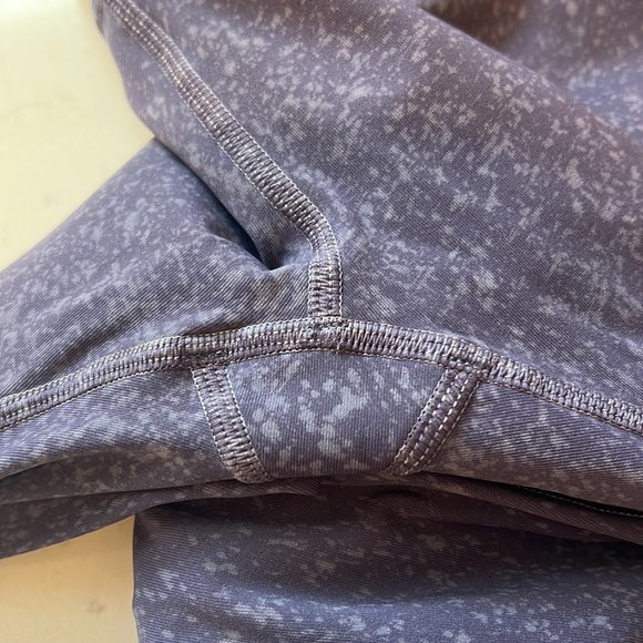 *Never Worn* Lululemon Splatter Leggings Size 4 - Picture 3 of 8
